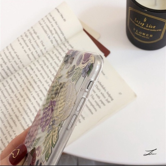 iPhone 11 pro cases and comes with the iPhone 11 - Picture 3 of 5